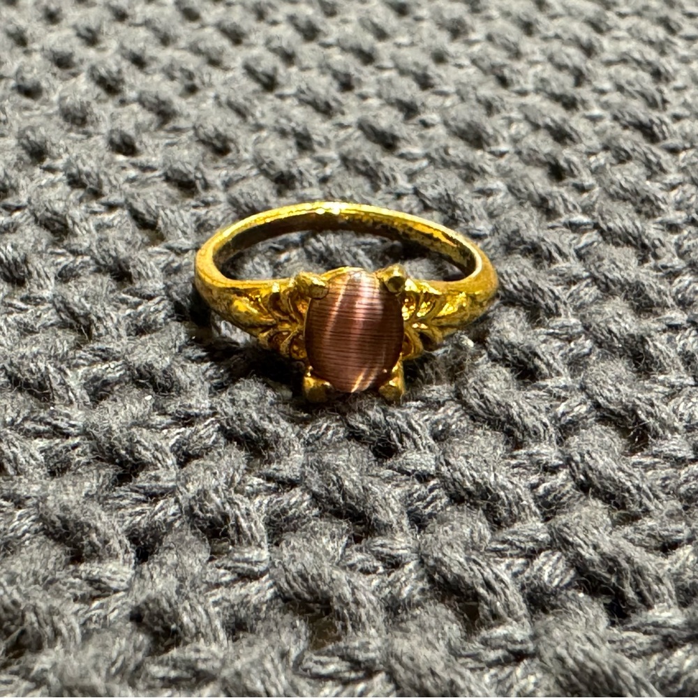 Elegant Gold and Purple Cat’s Eye Ring